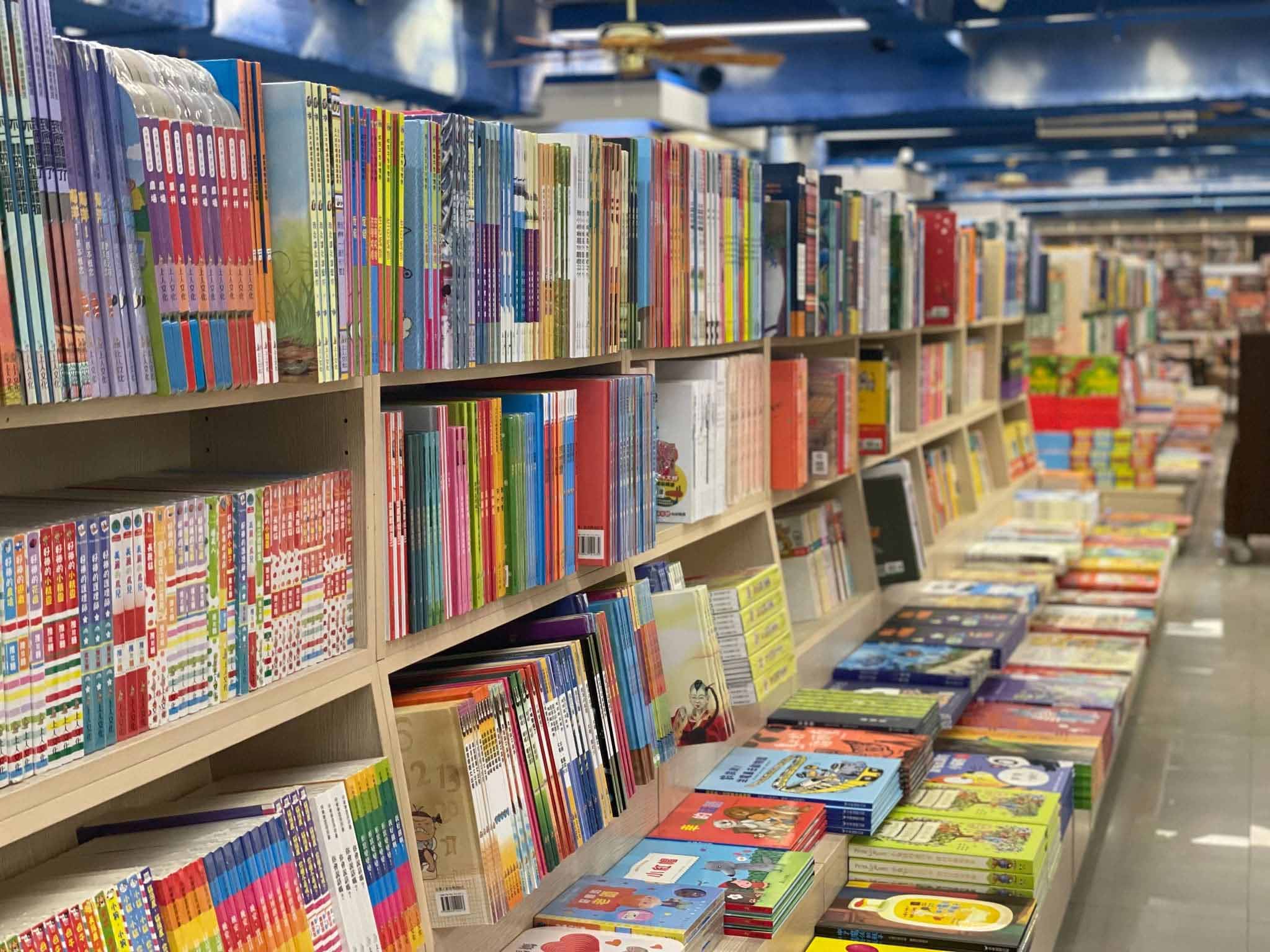 陳列架上的一堆書 陳列架上的一堆書